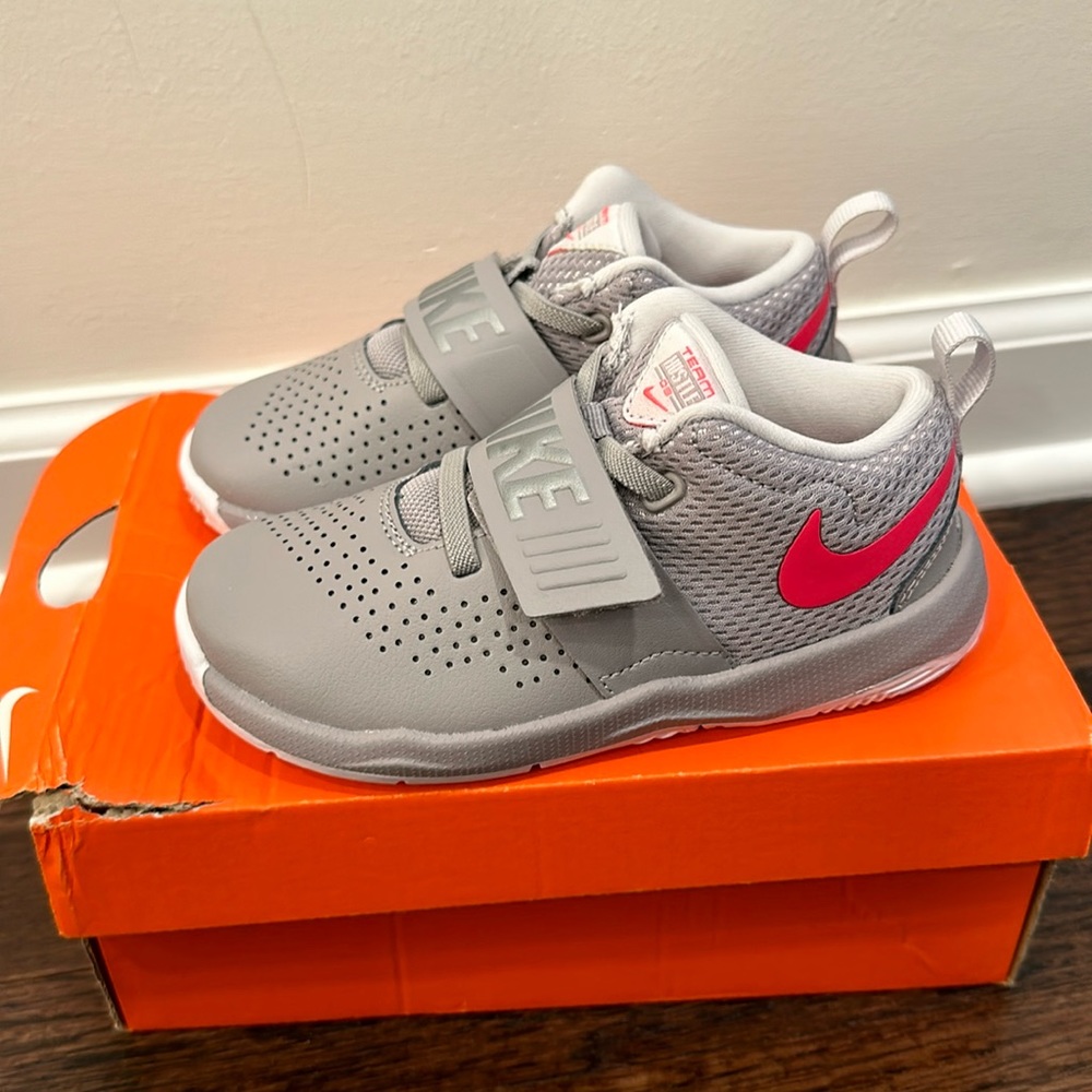 Nike Kids Team Hustle D8 Toddler; size 10; color Atmosphere Grey/Racer Pink